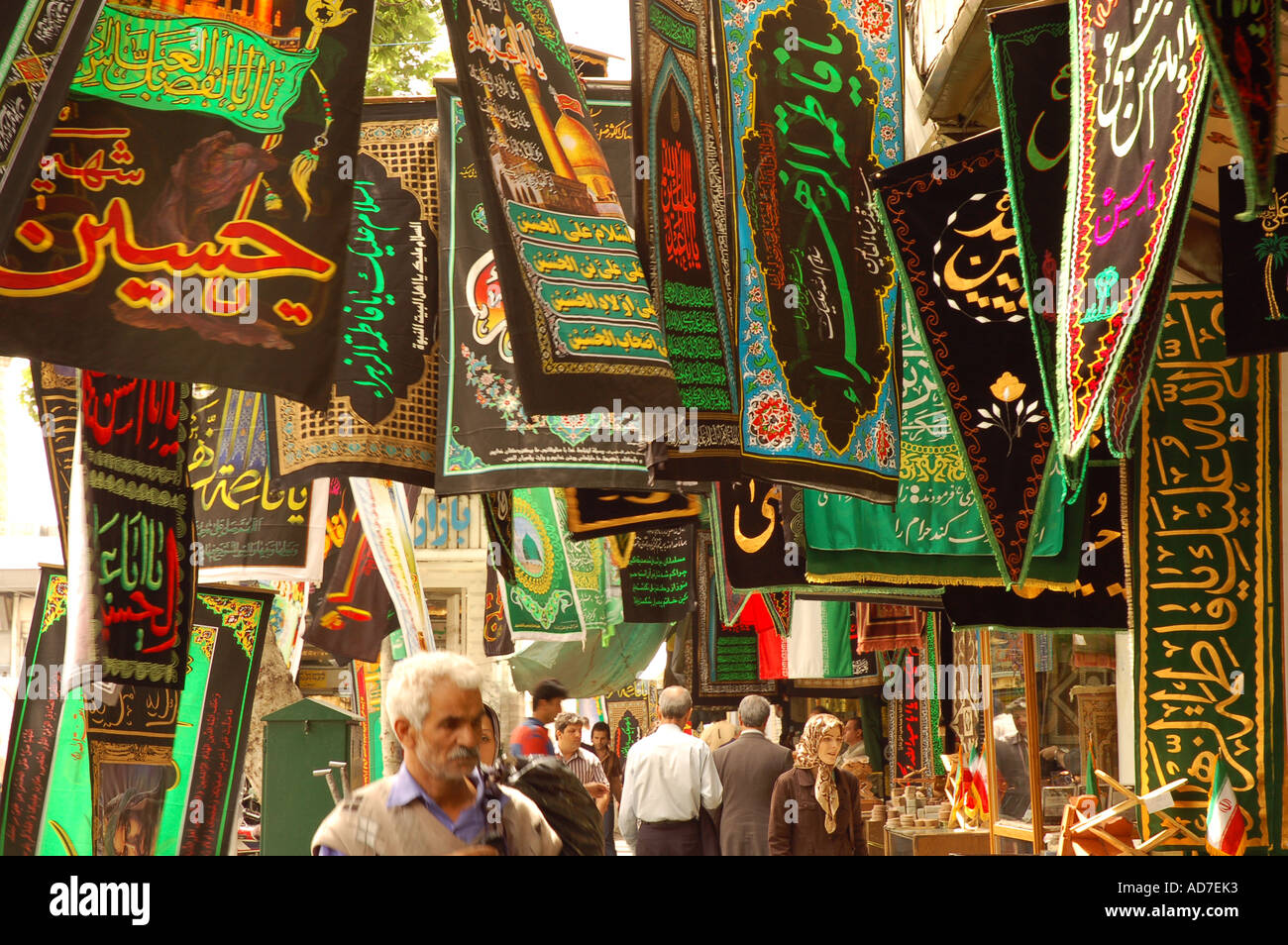 Shia moslemischen Fahnen zum Verkauf in Naser Khosro Straße in Teheran, Iran Stockfoto