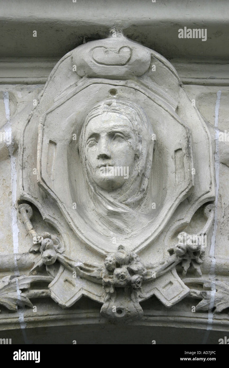 Seite dem tragischen liebenden Abelard und Heloise lebte - Relief von Heloise über Tür, Quai Aux Fleurs, Paris, Frankreich Stockfoto