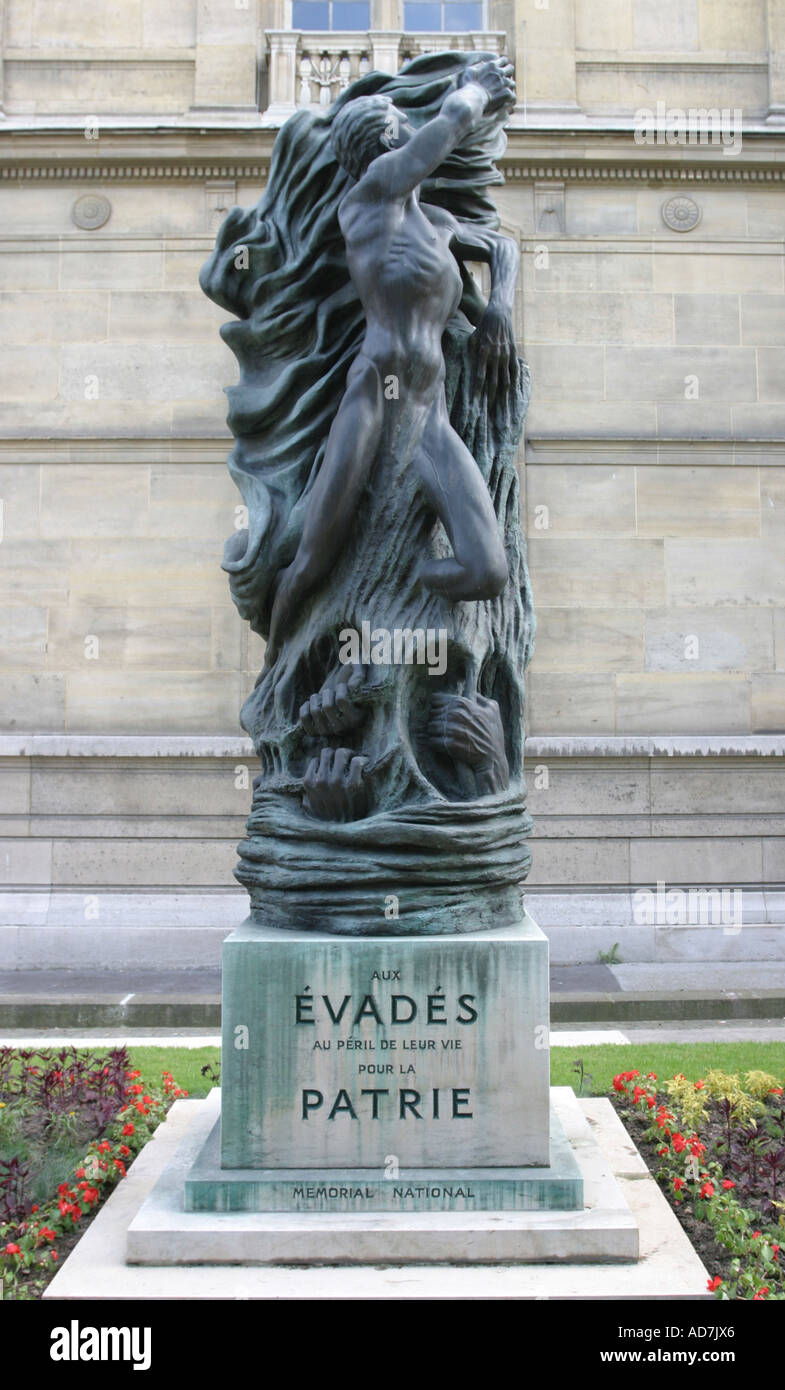 Statue am 16. Arrondissement Rathaus Paris gewidmet "Ausreißer" geflohenen besetzt Frankreich um den Feind mit Verbündeten zu bekämpfen Stockfoto