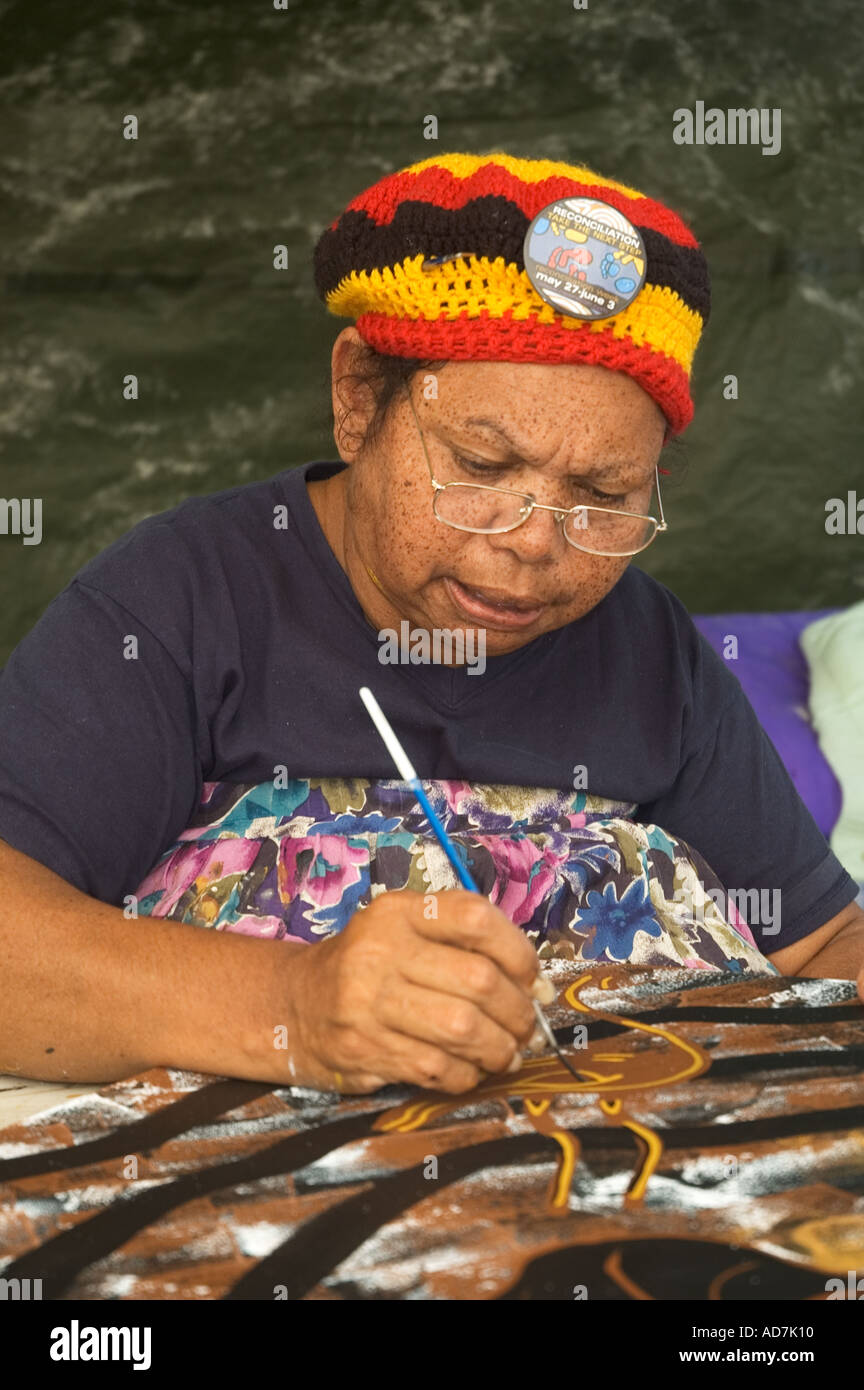 Aborigine-Künstlerin arbeitet an Regenbogenschlange Malerei Queensland Australien DCSA 5020 Stockfoto