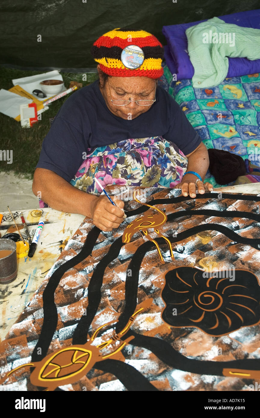 Female aboriginal artist works on Fotos und Bildmaterial in hoher
