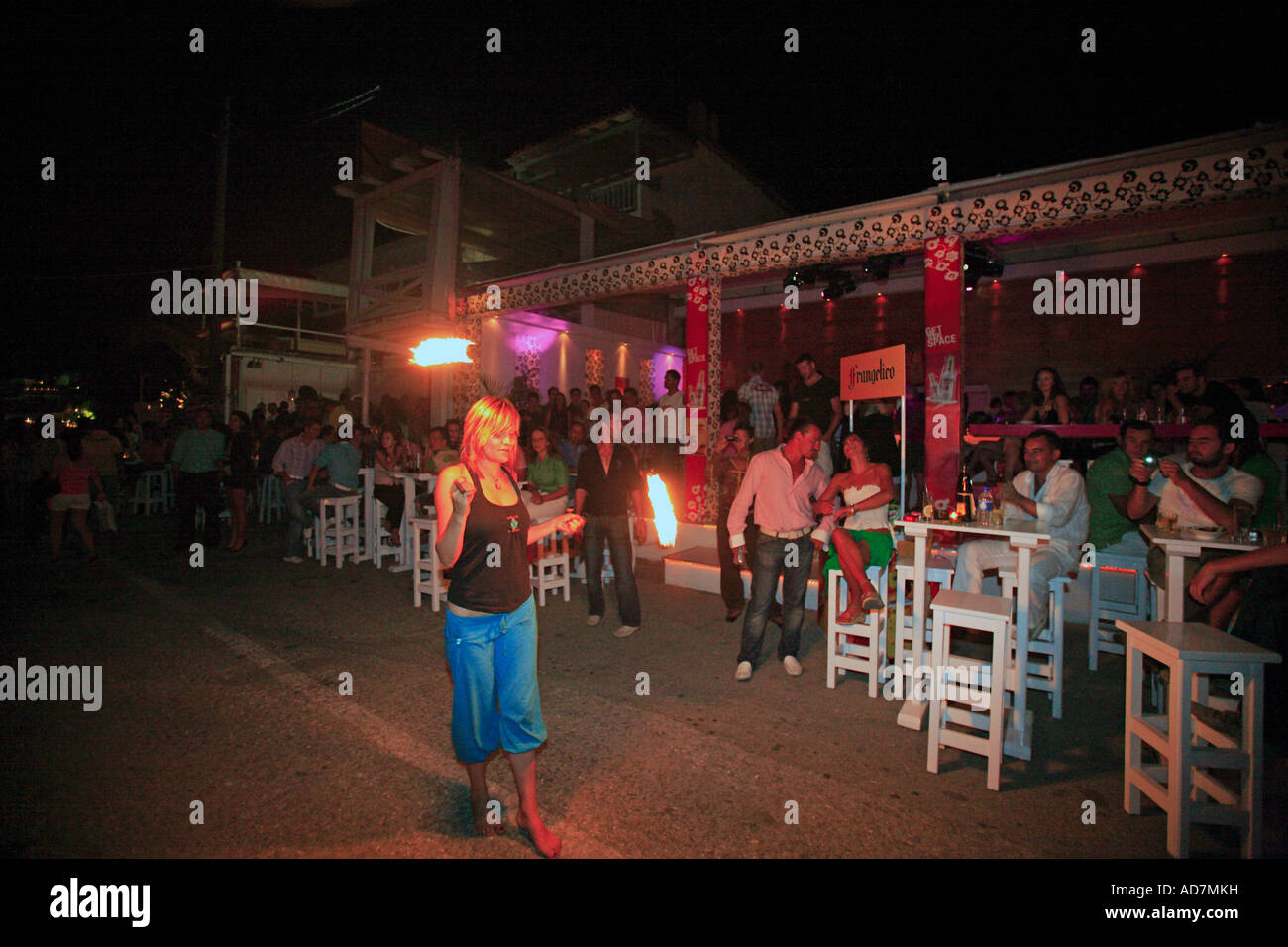 GRIECHENLAND SPORADEN SKIATHOS INSEL EINEN BLICK AUF DIE BELEBTE STRAßE MIT DEN VEREINEN IN DER NACHT Stockfoto