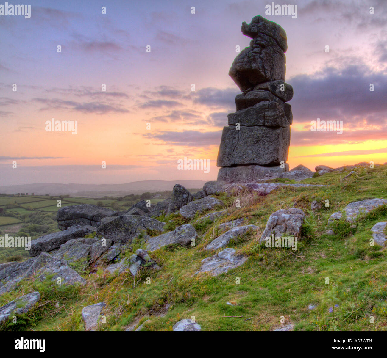 Bowermans Nase Granit Felsformation in der Nähe von Hayne hinunter auf Dartmoor mit die Sonne direkt hinter Stockfoto