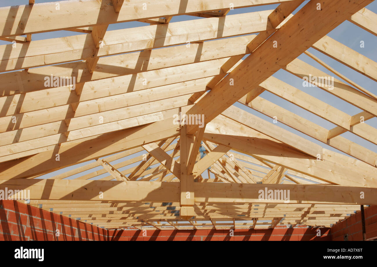 Dachstühle in der Bauphase eines Wohnhauses gesehen Stockfoto
