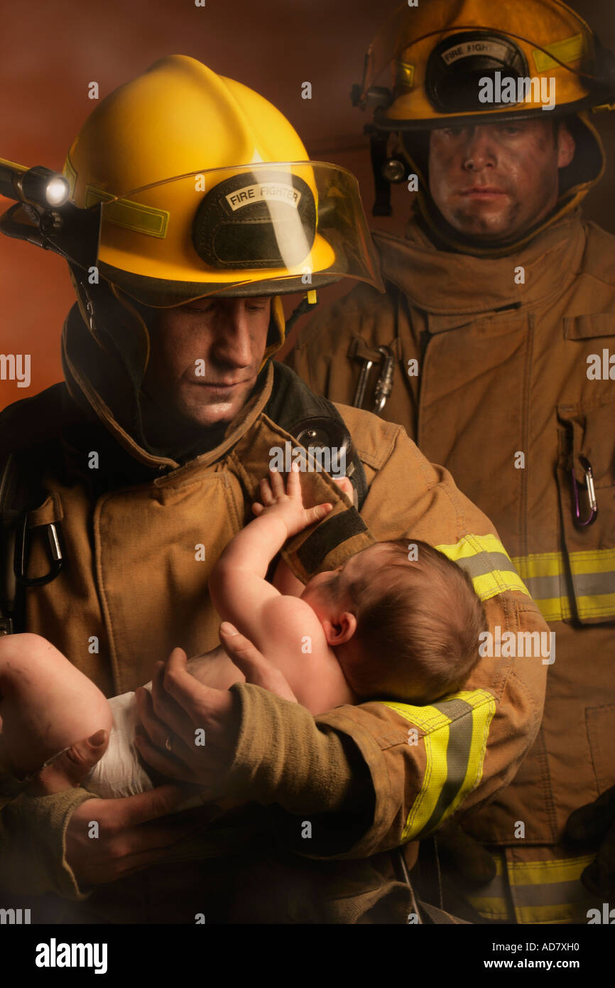 Feuerwehr Rettung ein baby Stockfotografie - Alamy