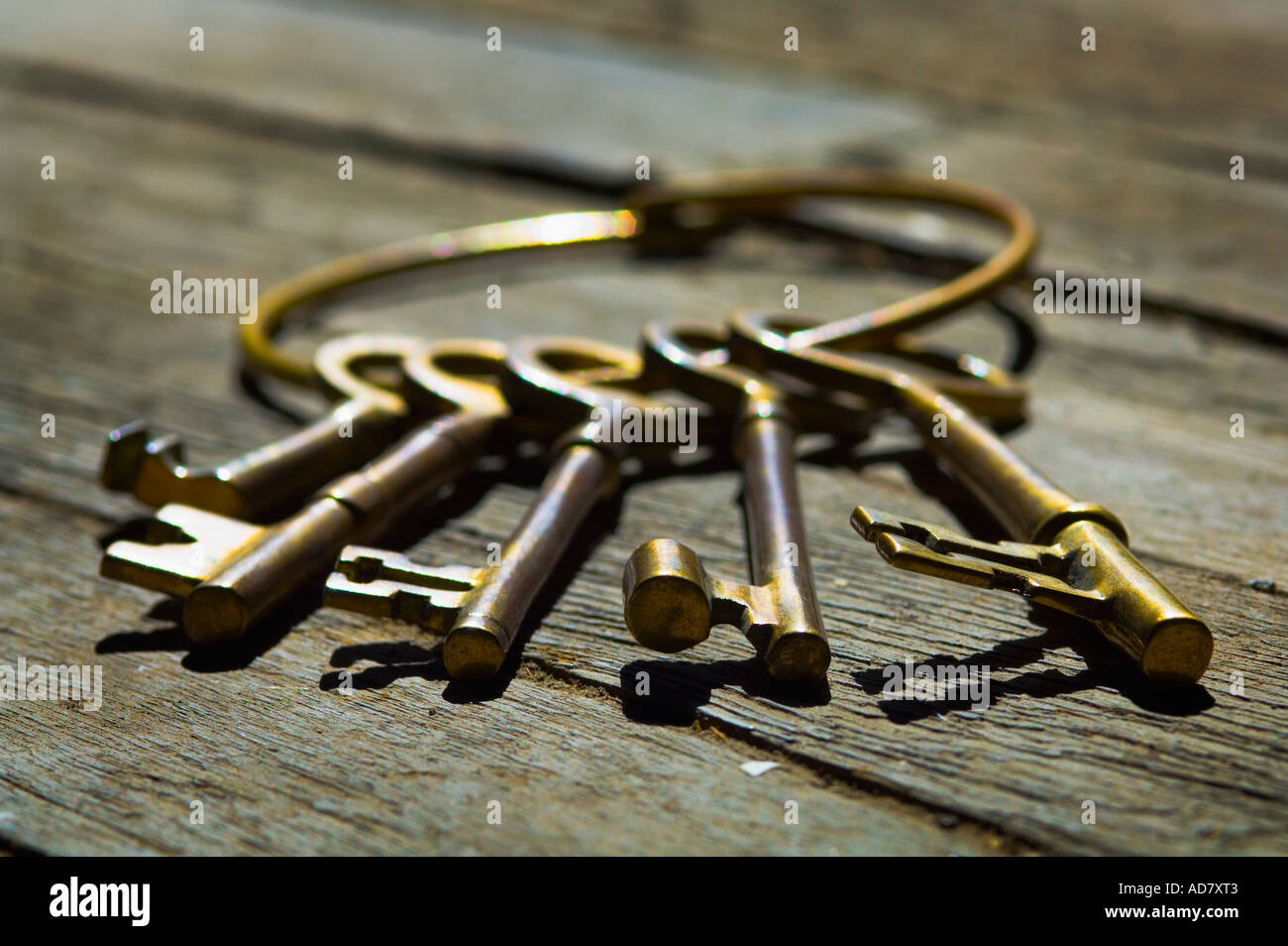 Altmodische Schlüssel verlegen auf Holzboden Stockfoto