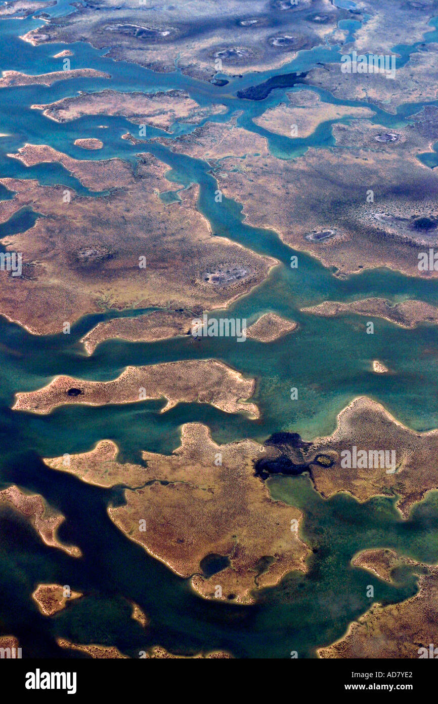 Luftaufnahme von einer leichten Flugzeug einen komplexen und abstrakten Muster von Land und Meer gebildet von den Gezeiten und niedrige Inseln Bahamas Stockfoto