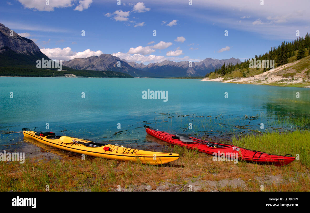 Kajak am Bergsee, David Thompson Land, Alberta, Kanada Stockfoto