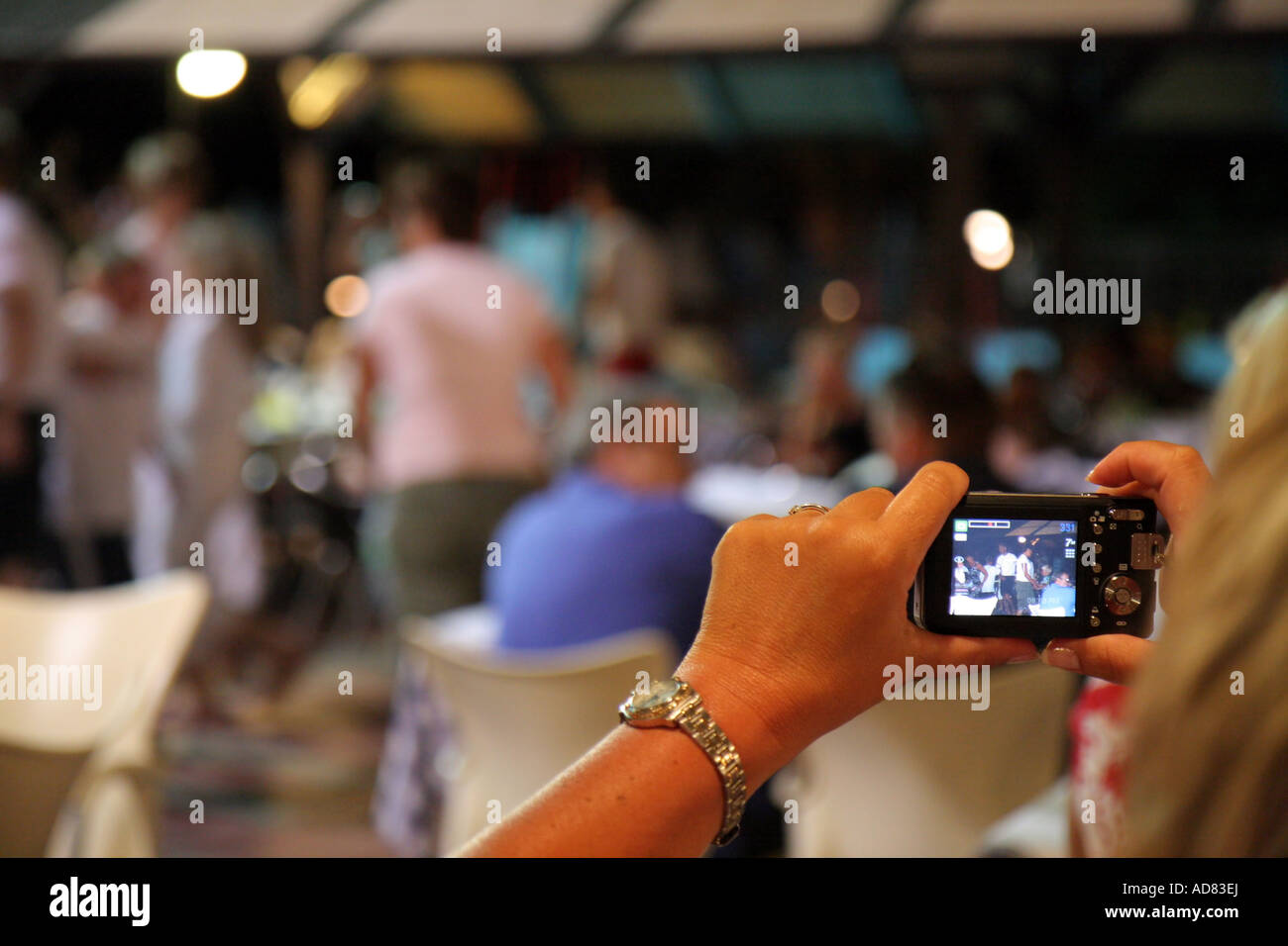 Weibliche Touristen mit dem Ziel, ein Foto mit ihrer kompakten Digitalkamera aufzunehmen Stockfoto