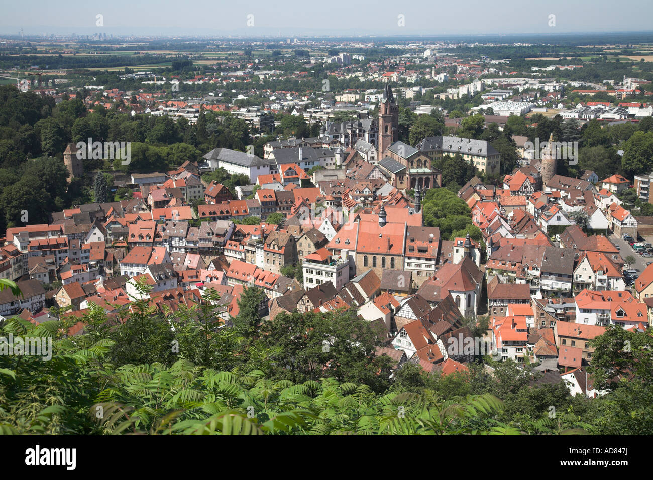 Blick von der Burg Windeck ziemlich deutsche Stadt Weinheim. Stockfoto