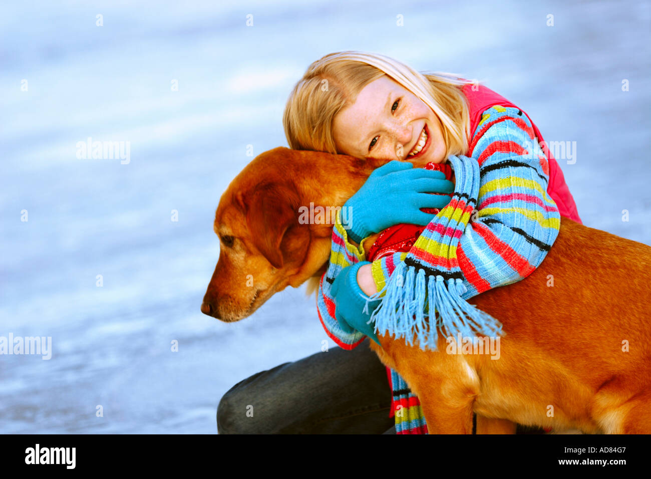 Junges Mädchen umarmt ihr Hund Stockfoto