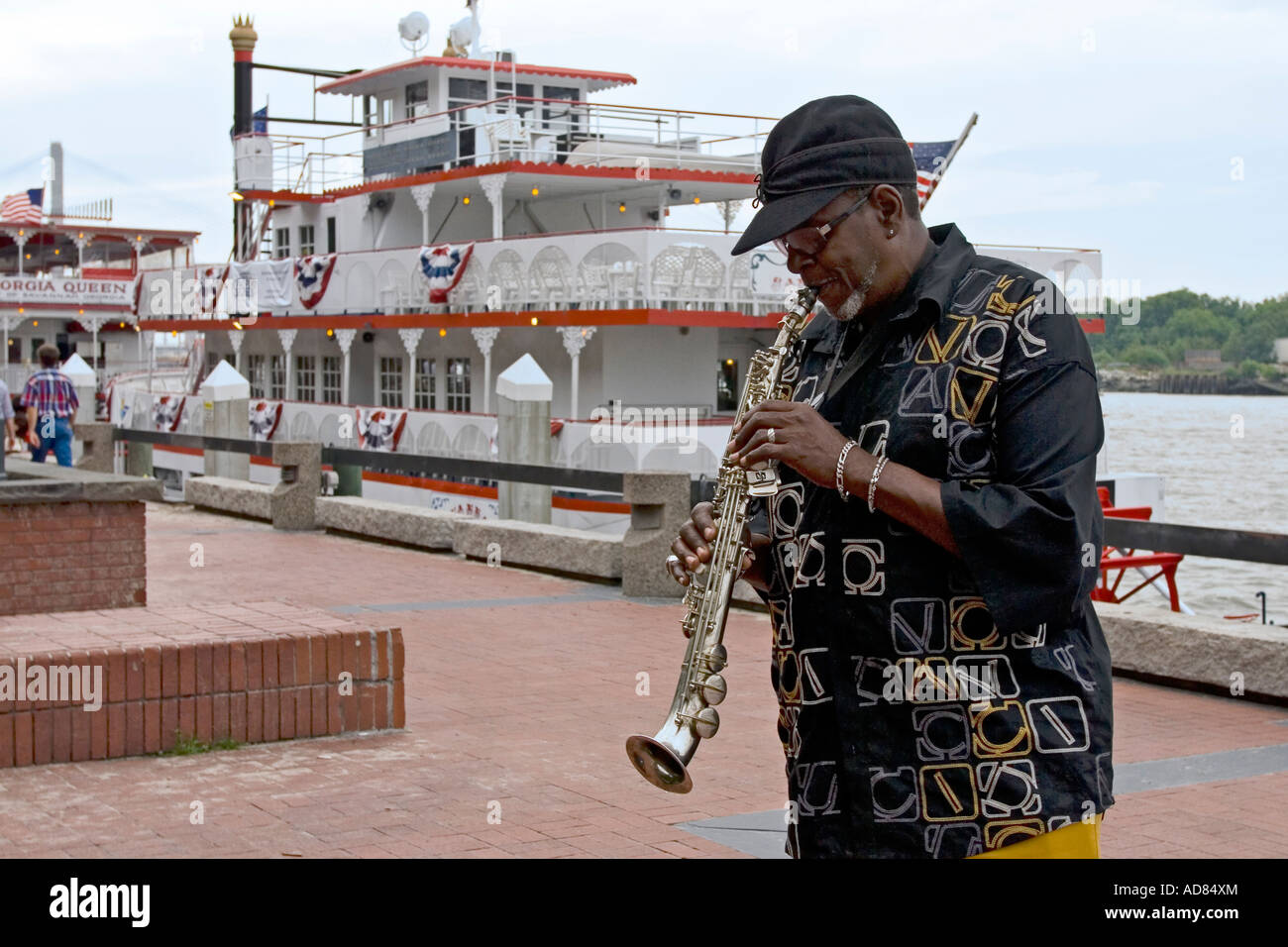 Straßenmusiker und Riverboat am Savannah River Savannah Georgia USA Stockfoto
