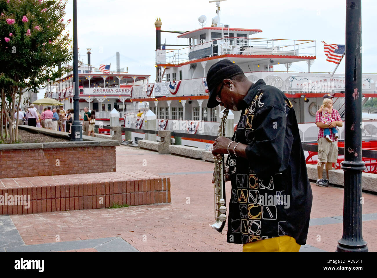 Straßenmusiker und Flussschiffe auf den Savannah River Savannah Georgia USA Stockfoto