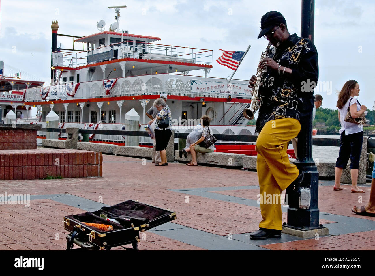 Straßenmusiker und Riverboat am Savannah River Savannah Georgia USA Stockfoto