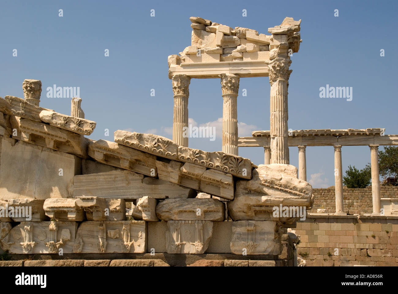 Korinthische Säulen der Tempel des Trajan, griechische Ruinen auf der Akropolis von Pergamon, in Bergama, Türkei Stockfoto