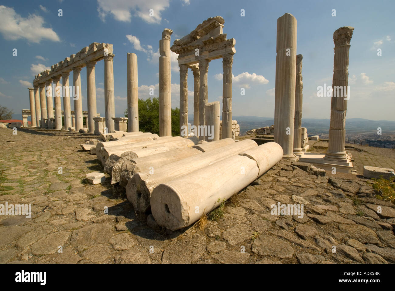 Korinthische Säulen der Tempel des Trajan, griechische Ruinen auf der Akropolis von Pergamon, in Bergama, Türkei Stockfoto