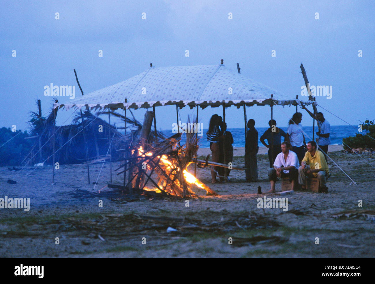 BBQ am Strand in der Abenddämmerung mit offenem Kamin Stockfoto