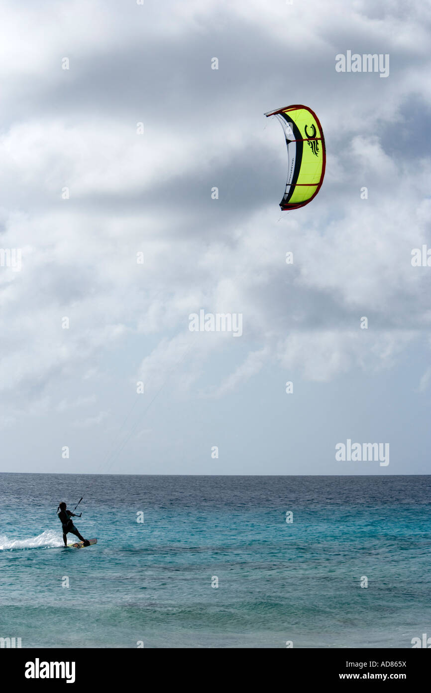 Kite-boarding in der Nähe von Rosa Strand am südlichen Ende von Bonaire, Netherland Antillies Stockfoto