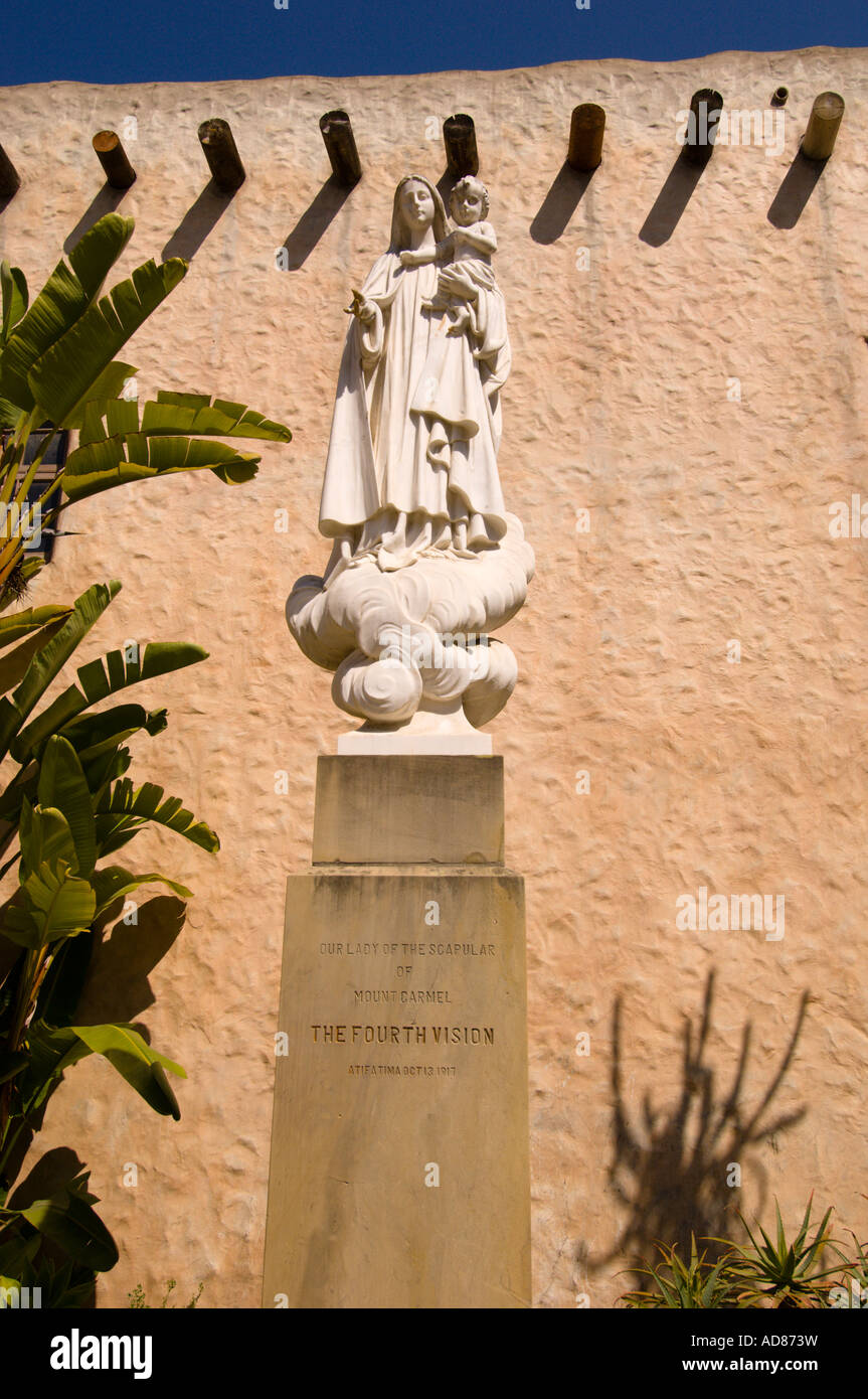 Statue im Hof des der Our Lady of Mount Carmel Church Montecito, Kalifornien. Stockfoto