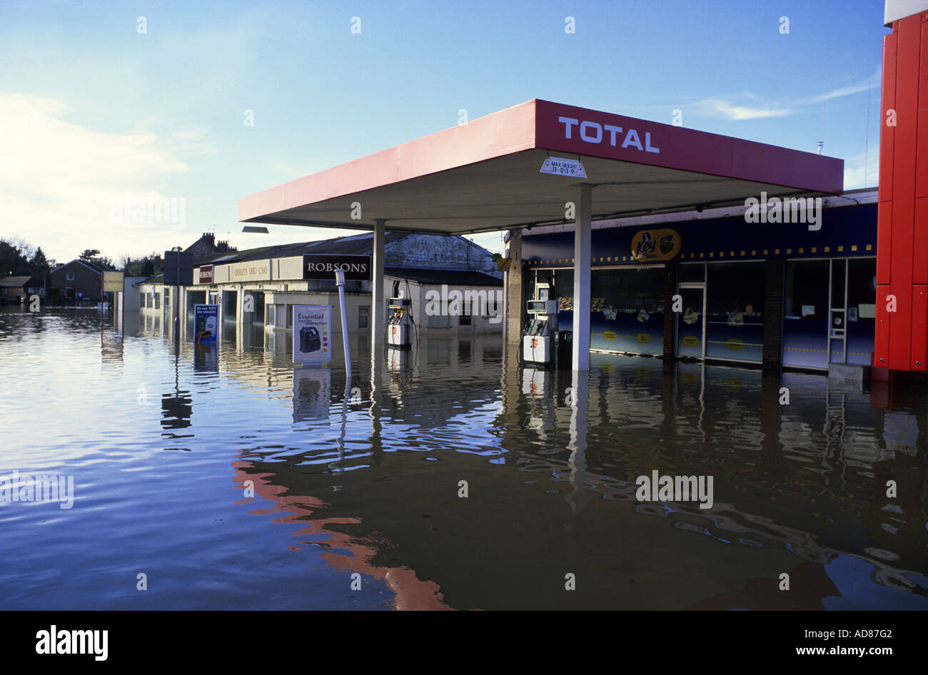 überflutete Garage in der Stadt von Norton nach der Derwent seiner Banken Yorkshire uk platzen Stockfoto