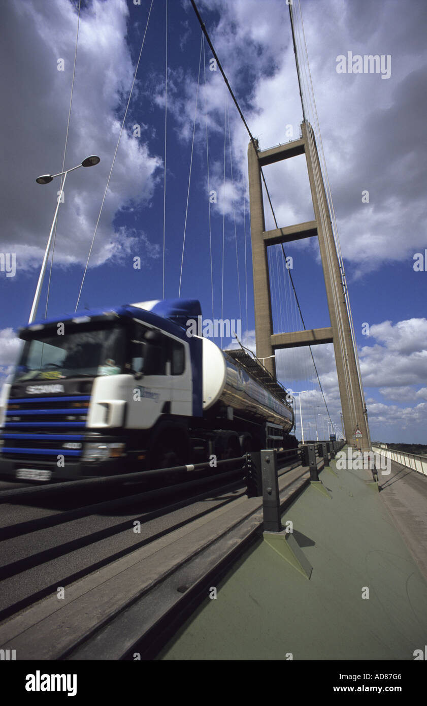 LKW der Humber-Brücke überspannt die Humber Mündung Beitritt Yorkshire mit Lincolnshire uk Stockfoto