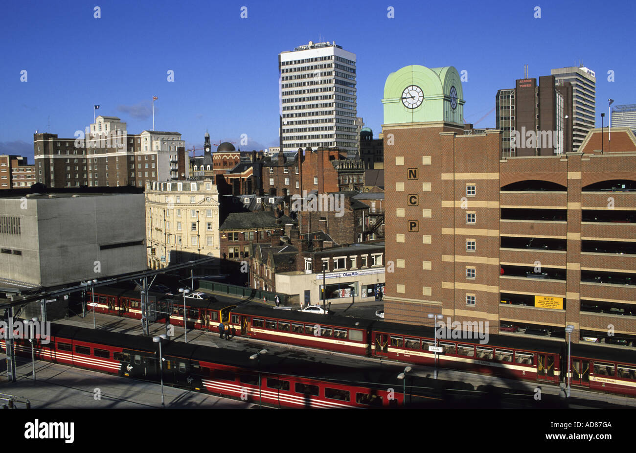 Züge verlassen und betreten Leeds City-Station im Zentrum von Leeds Yorkshire uk Stockfoto