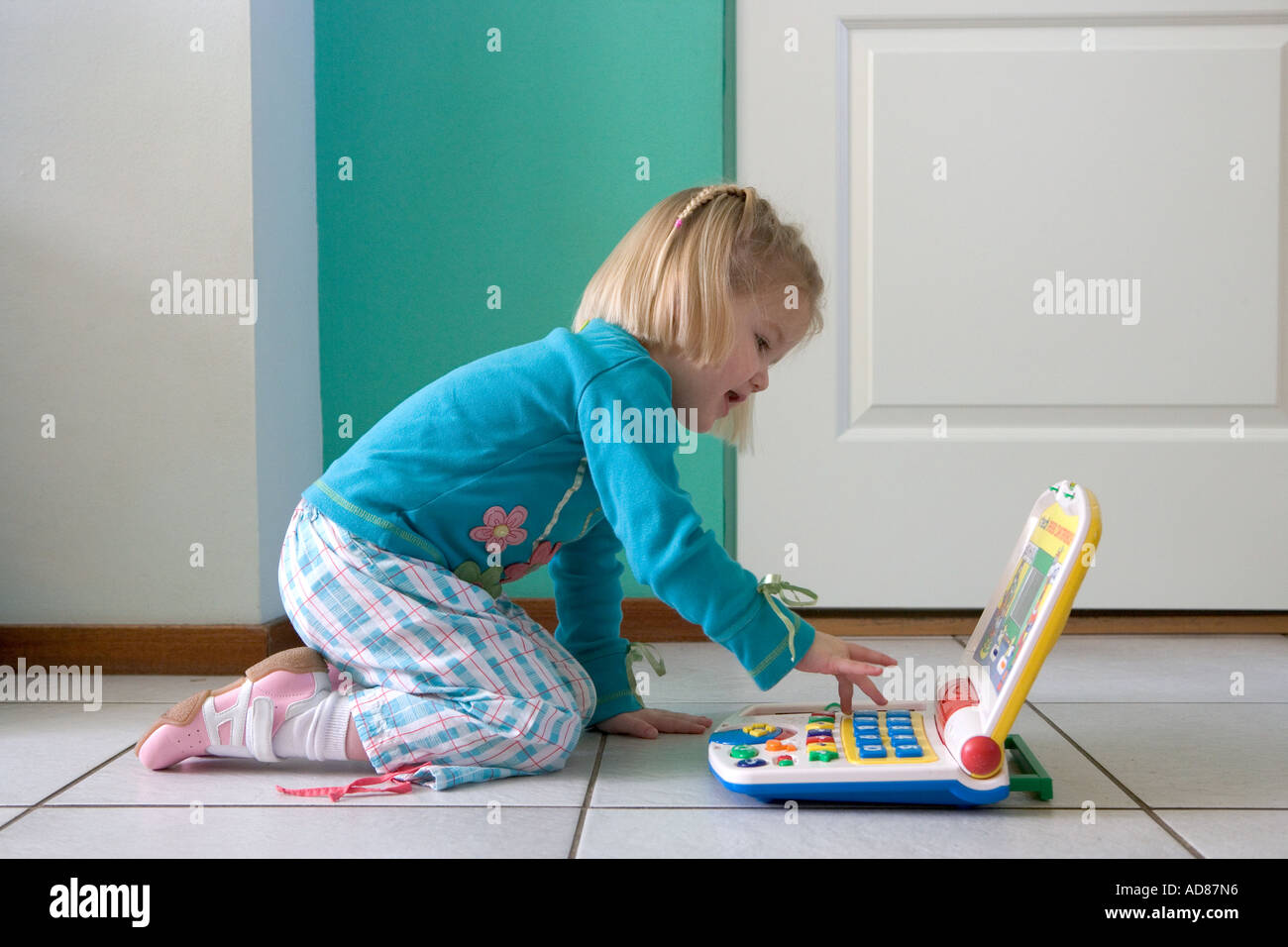 Vier Jahre altes Mädchen spielt mit einem Spielzeug-computer Stockfoto