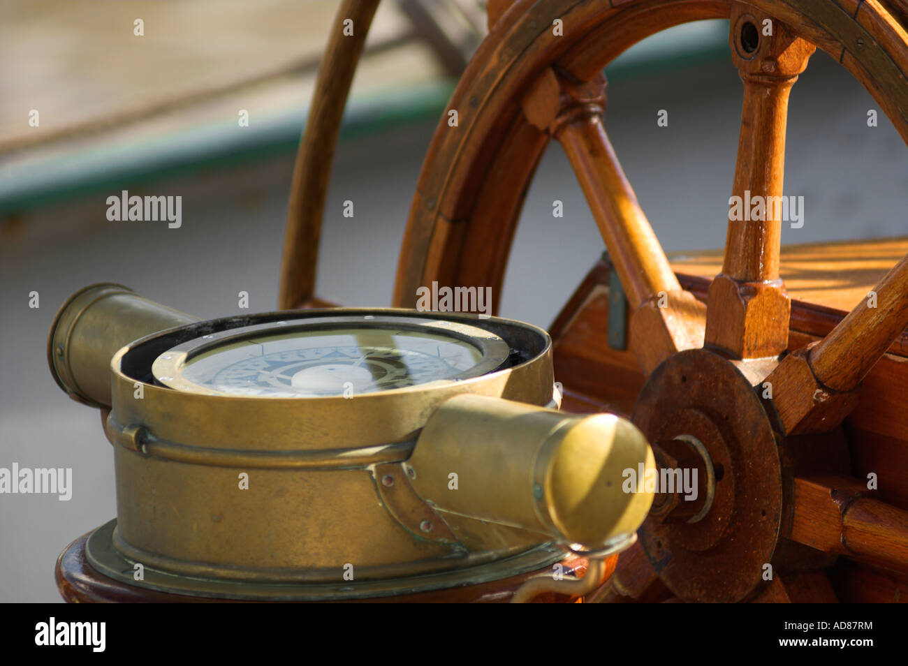 Traditionelle Segelschiffe aus Holz Lenkrad Rad und Compass closeup Stockfoto
