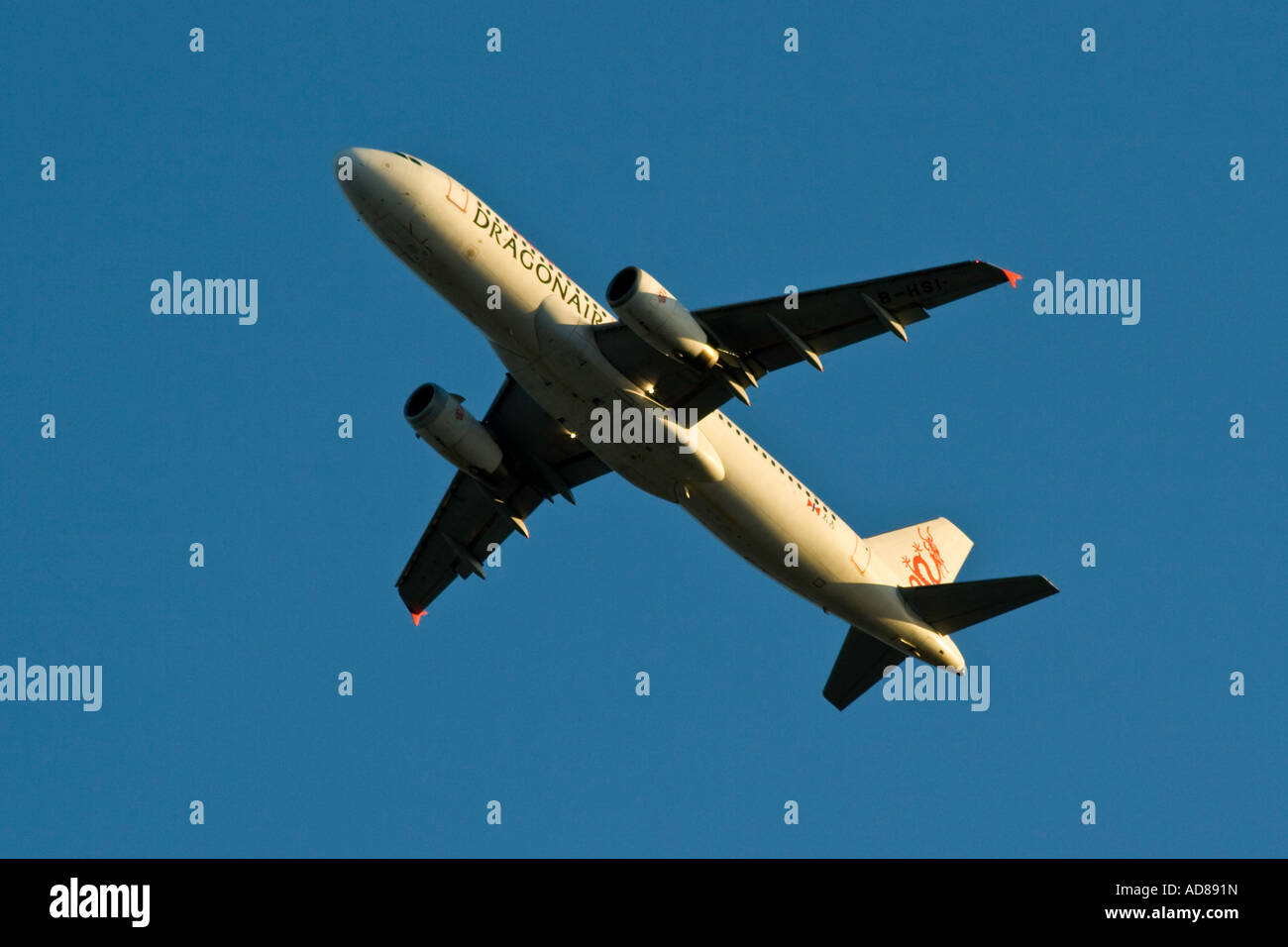 Dragonair Airline Airbus A320 Flugzeug im Flug kurz nach dem Start Stockfoto