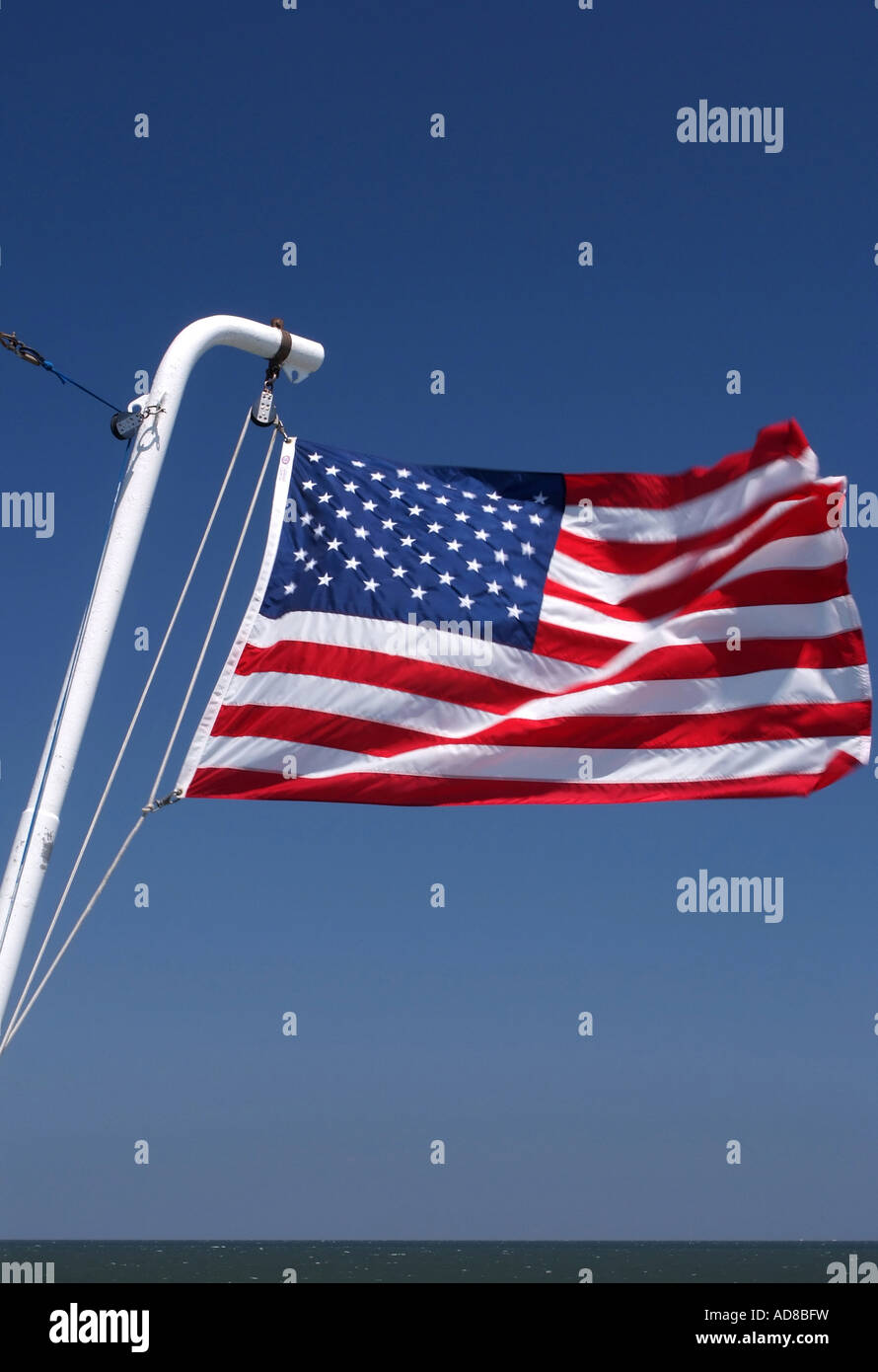 Stars und Stripes Flagge fliegt von Stern von Auto und PKW Fähre MV Twin Capes in Delaware Bay in der Nähe von Cape kann New Jersey USA Stockfoto