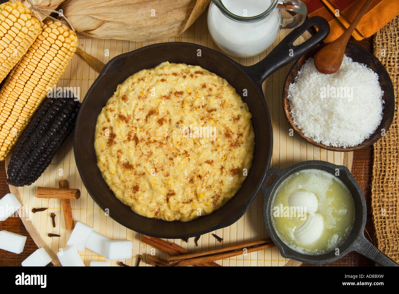 Canjica, brasilianischen Dessert mit Kokos-Milch, Butter, Mais, Zucker, Gewürze Stockfoto