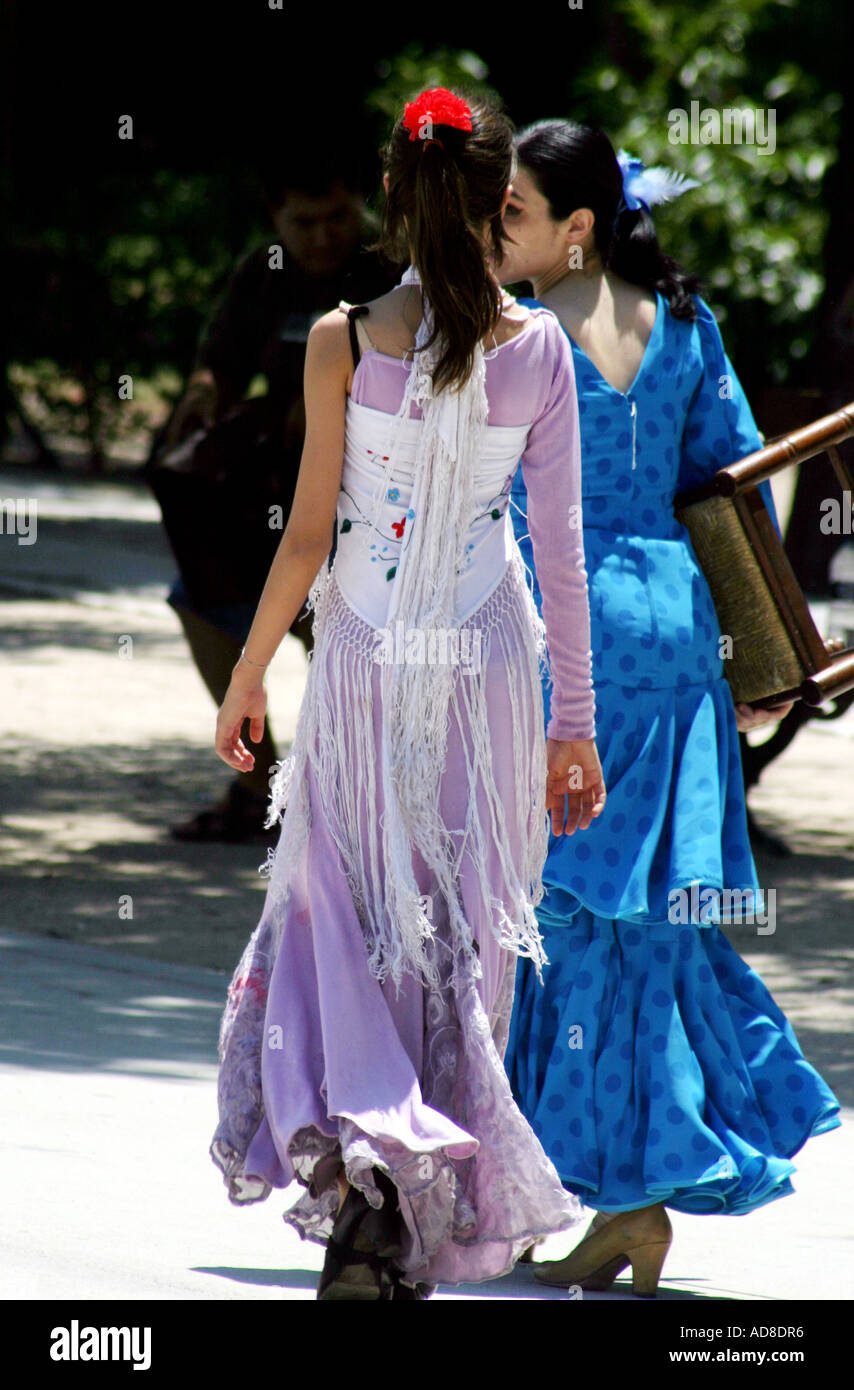 Zwei Flamenco-Tänzer, ein Spaziergang durch einen Park in Madrid Stockfoto