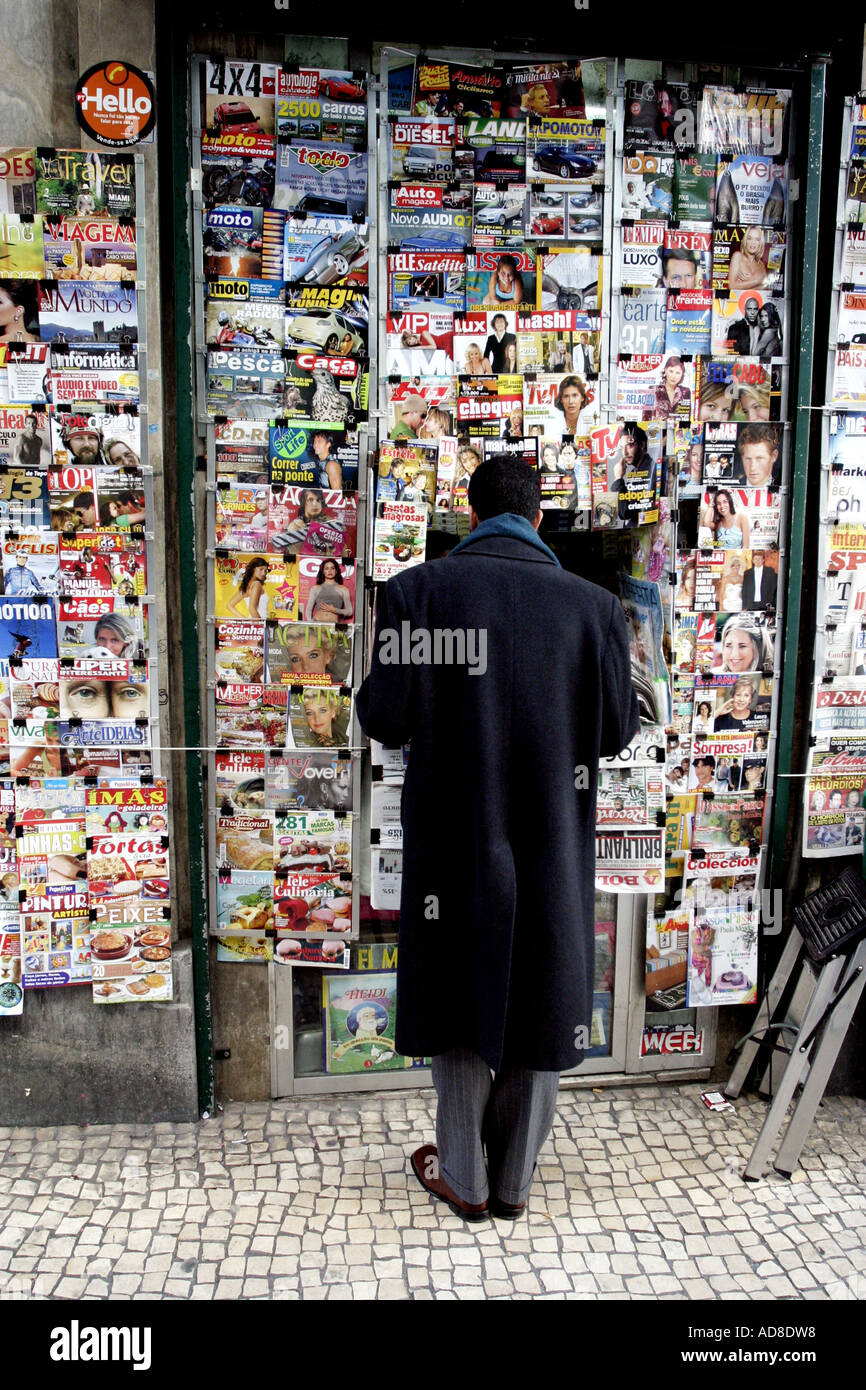 Ein Mann kauft eine Zeitung an einem Zeitungskiosk in Porto, Portugal Stockfoto