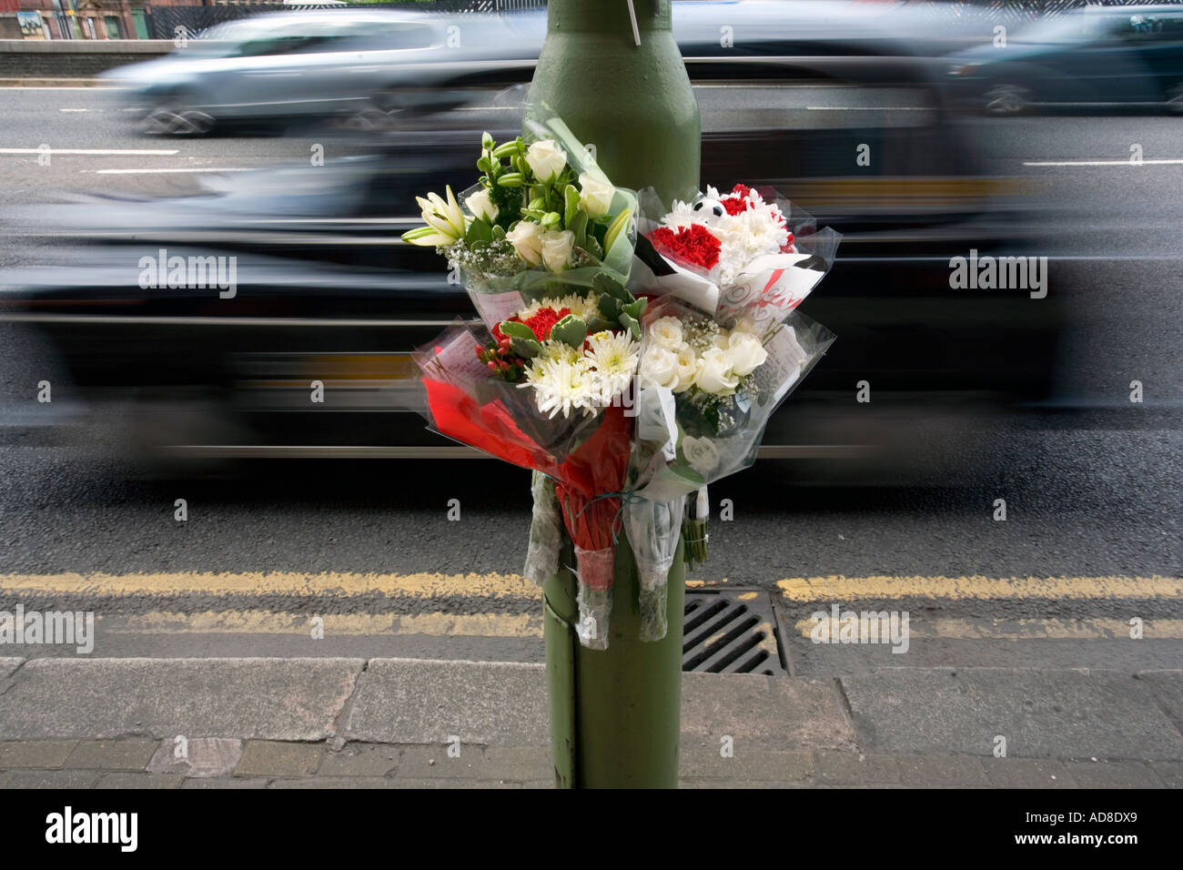 Eine florale Hommage an einen Laternenpfahl in der Szene von einem Verkehrsunfall in Birmingham befestigt Stockfoto