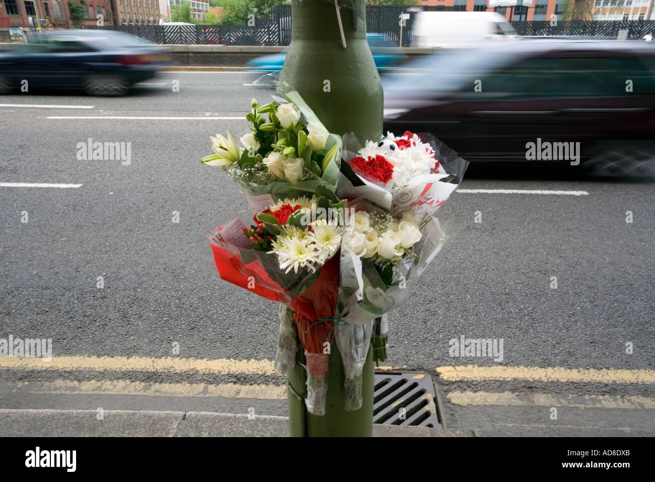 Eine florale Hommage an einen Laternenpfahl in der Szene von einem Verkehrsunfall in Birmingham befestigt Stockfoto