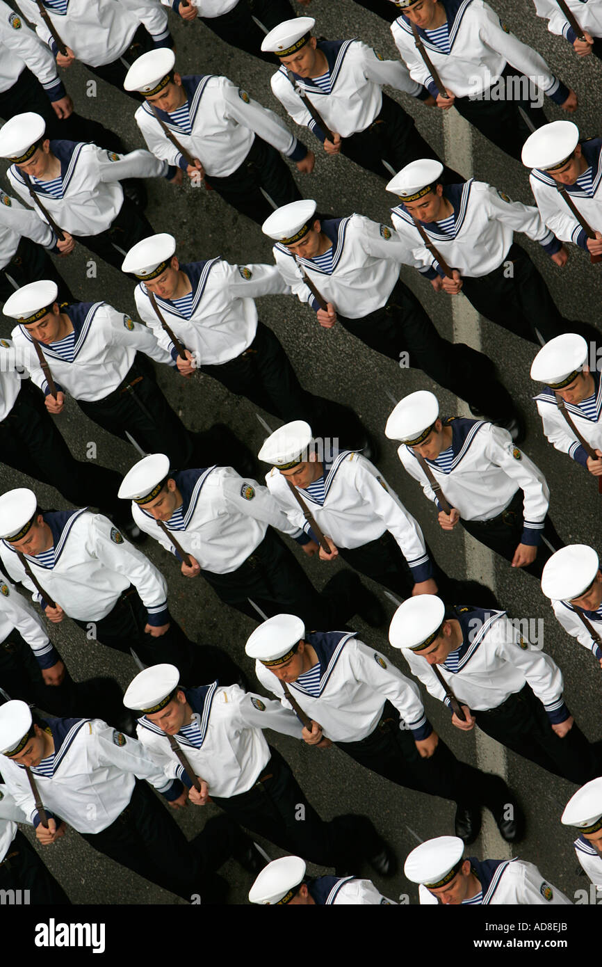 Gardisten Marsch in Militärparade-Spalte, die Officer Cadets marschieren Symbol Symbolismus symbolische einheitliche Waffen Pistole Gewehr Kappe Schritt für Schritt Stockfoto