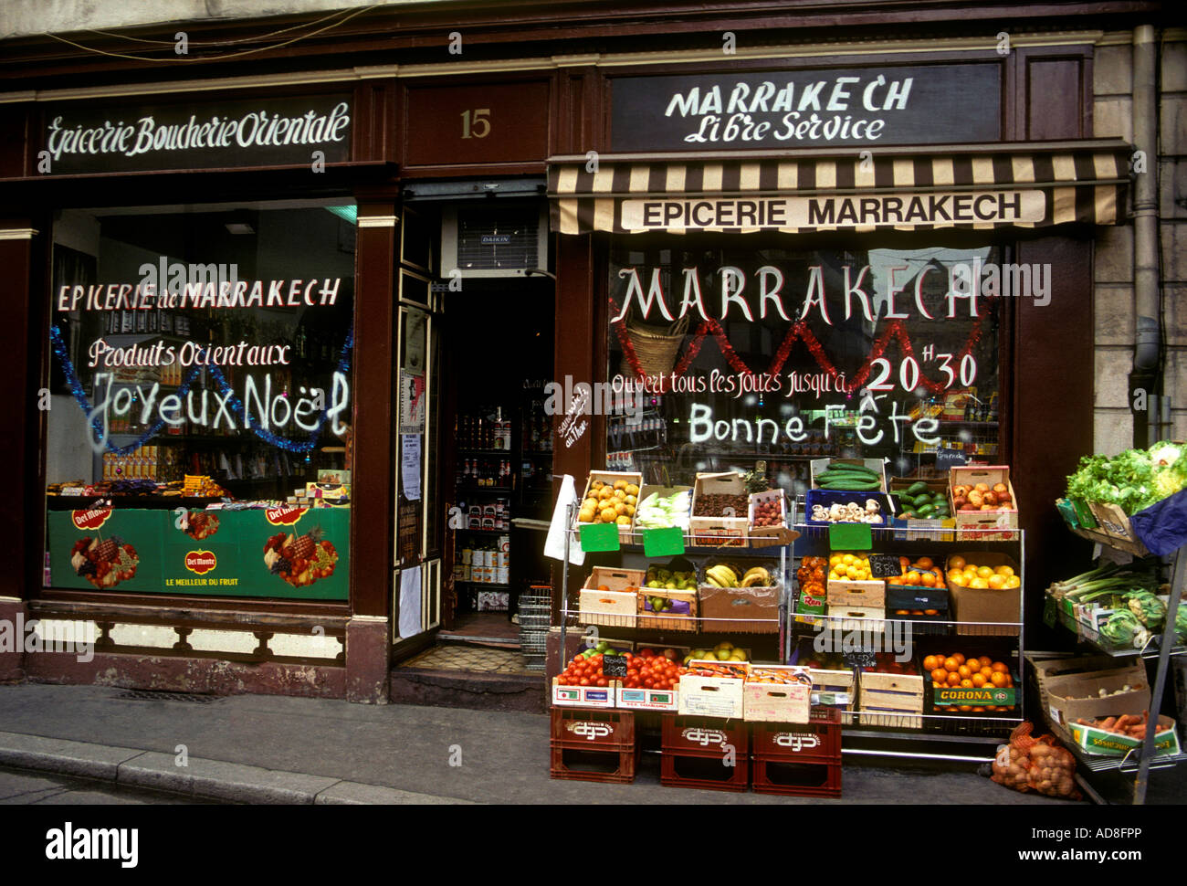 Epicerie de Marrakech, Marokko - besessene Markt, Marokkanische - besessene  Lebensmittelgeschäft, Supermarkt, Storefront, Stadt Strasbourg, Straßburg,  Elsass, Frankreich Stockfotografie - Alamy