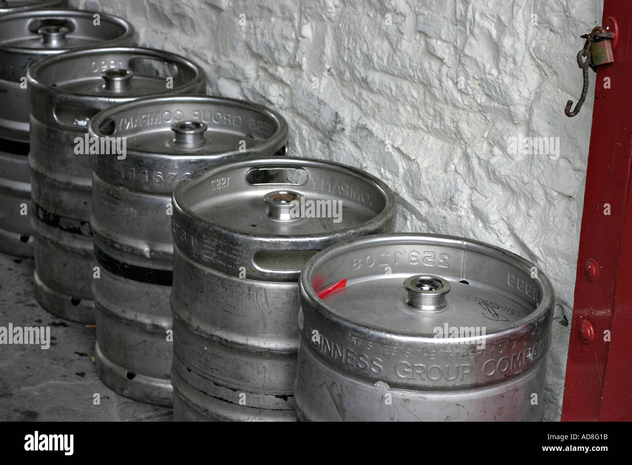 Eine Reihe von leeren Aluminium Bierfässer gegen ein weißes stuckierter Wand einer Kneipe Westport County Mayo, Irland Stockfoto