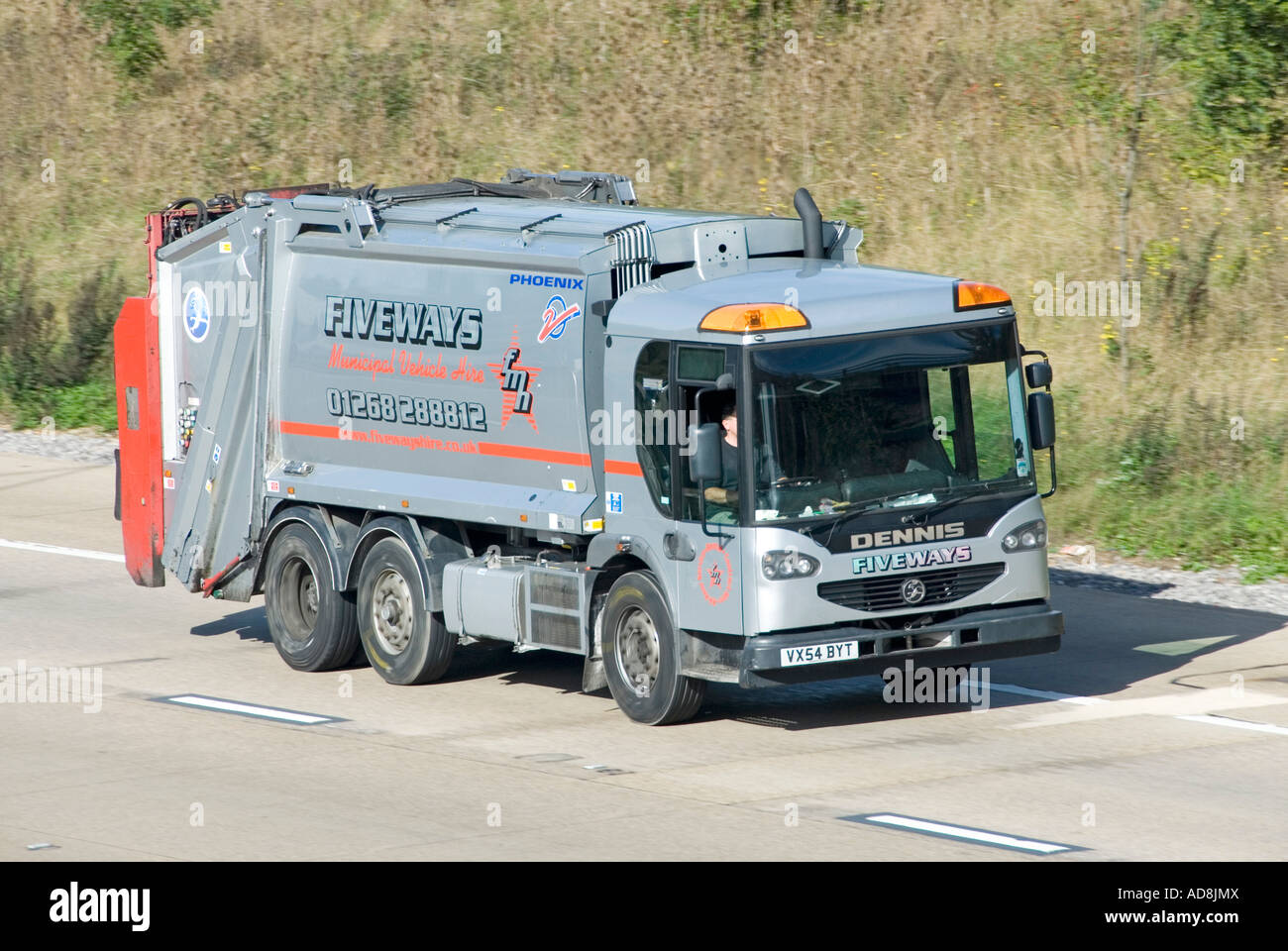 Alexander Dennis unterschreibt grauen Müllabfuhr Müllwagen Lkw Phoenix Umbau auf der Autobahn M25 Essex England Großbritannien Stockfoto Alexander Dennis unterschreibt grauen Müllabfuhr Müllwagen Lkw Phoenix Umbau auf der Autobahn M25 Essex England Großbritannien Stockfoto