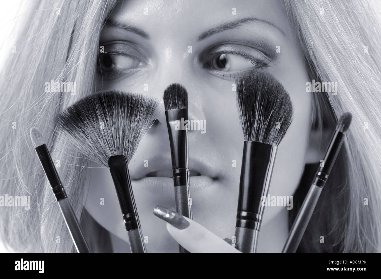 Schöne junge Frau hält eine Reihe von Make-up Pinsel Stockfoto