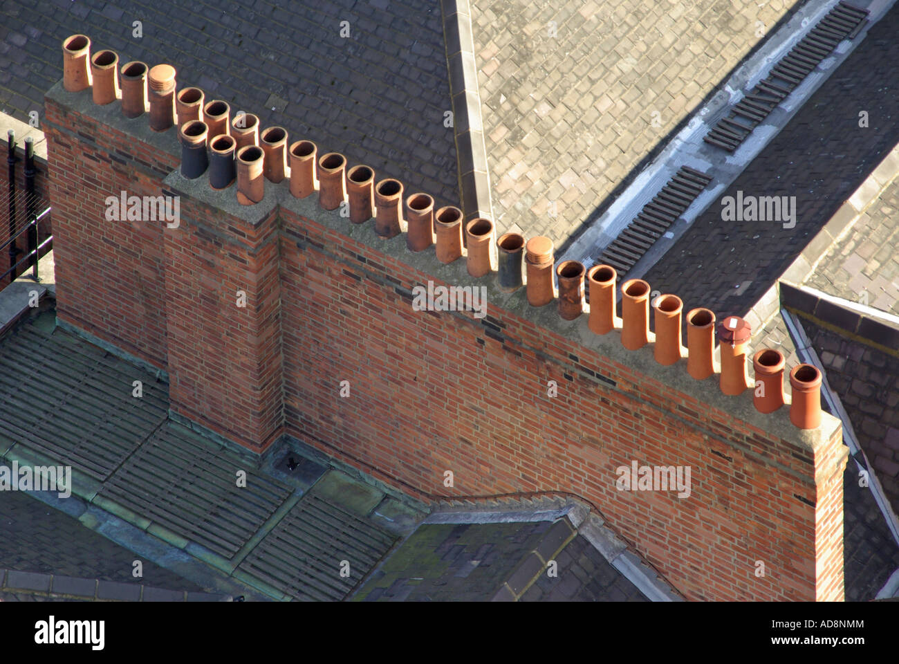 Blick hinunter auf langen Reihe von Schornstein auf Stapel sammeln gemeinsam Schornsteine aus flachen Triebzüge Belegung London Stockfoto