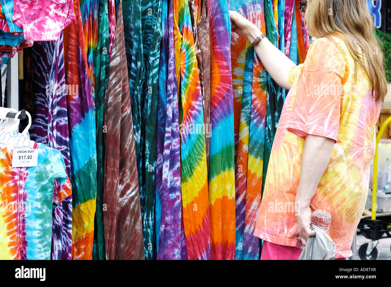 Krawatte, Bekleidung und Frau gestorben Stockfoto