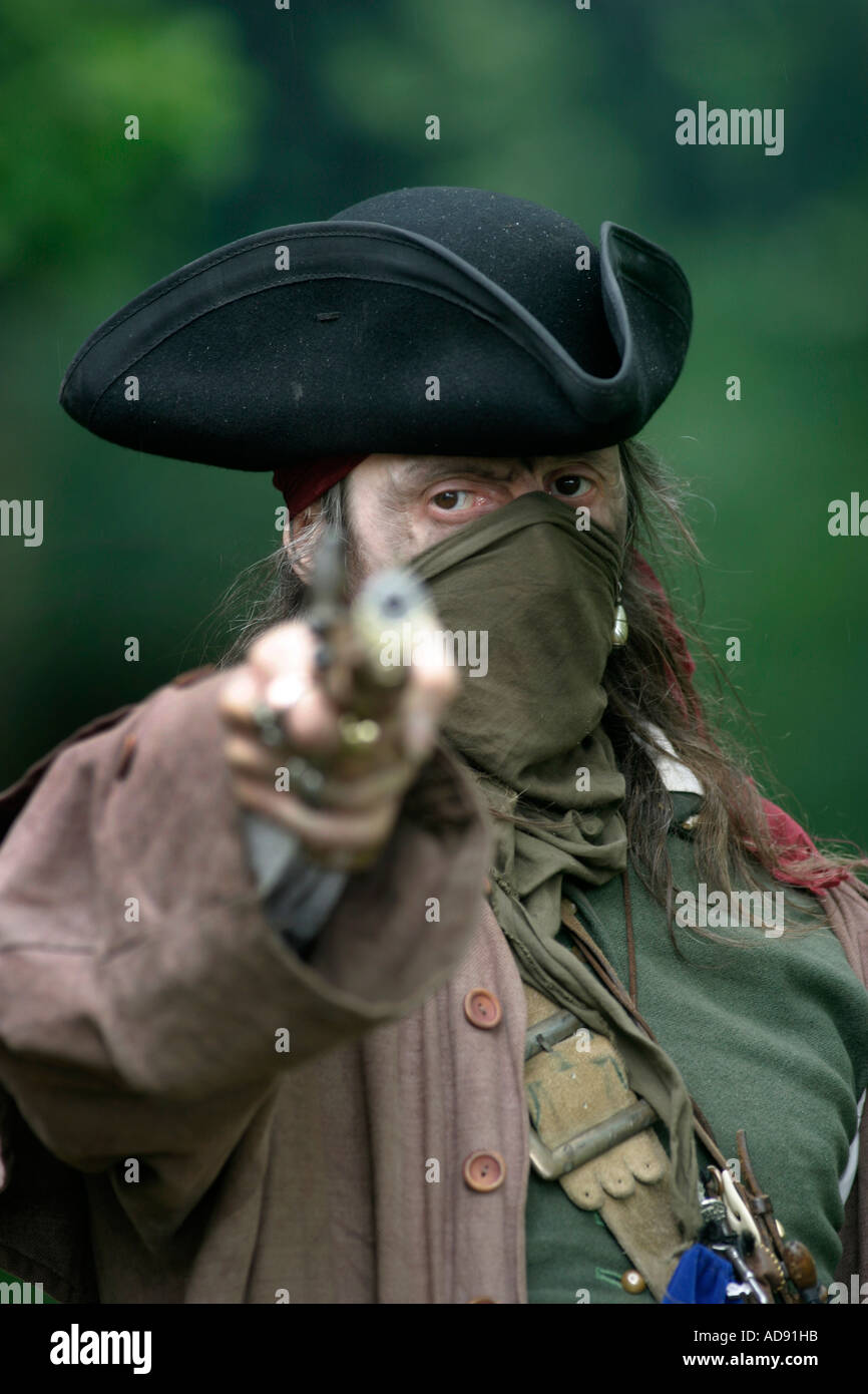 Stehen und liefern aus dem 18. Jahrhundert Wegelagerer re enactment in Rufford Abtei frühen achtzehnten Jahrhundert Highwayman Stockfoto