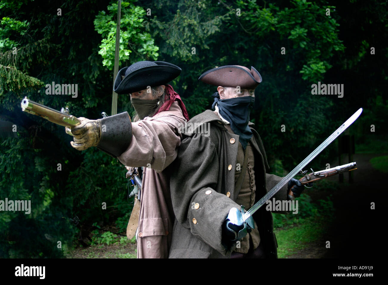 Stehen und liefern aus dem 18. Jahrhundert Wegelagerer re enactment in Rufford Abtei frühen achtzehnten Jahrhundert Highway Stockfoto