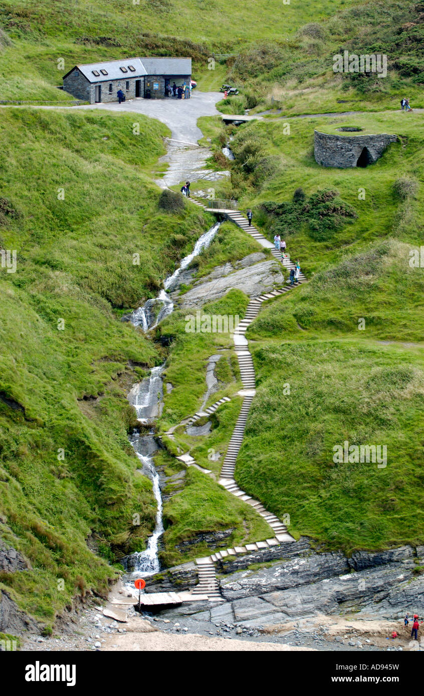 Tourist-Info-Center Gebäude an Spitze der Treppe hinunter zum Strand von Mwnt Pembrokeshire West Wales UK Stockfoto