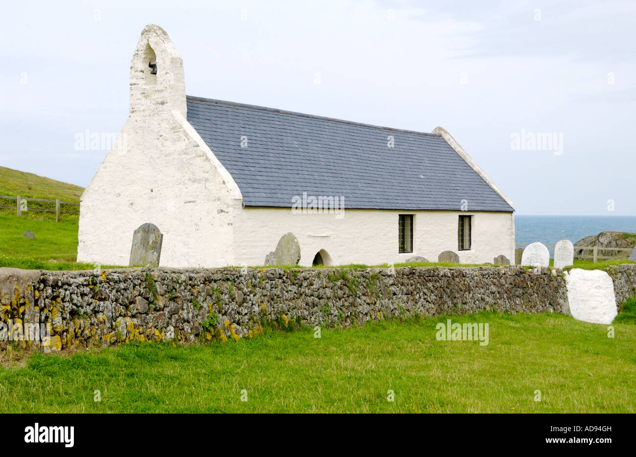 MWNT Kirche stammt aus dem 14. Jahrhundert, die ursprünglich von den Pilgern bei Mwnt Pembrokeshire West Wales UK Stockfoto