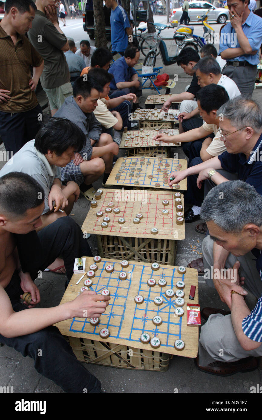 Männer spielen Xiangqi (Chinesisches Schach) in Wuhan, Provinz Hubei, China-Mai 2005 Stockfoto