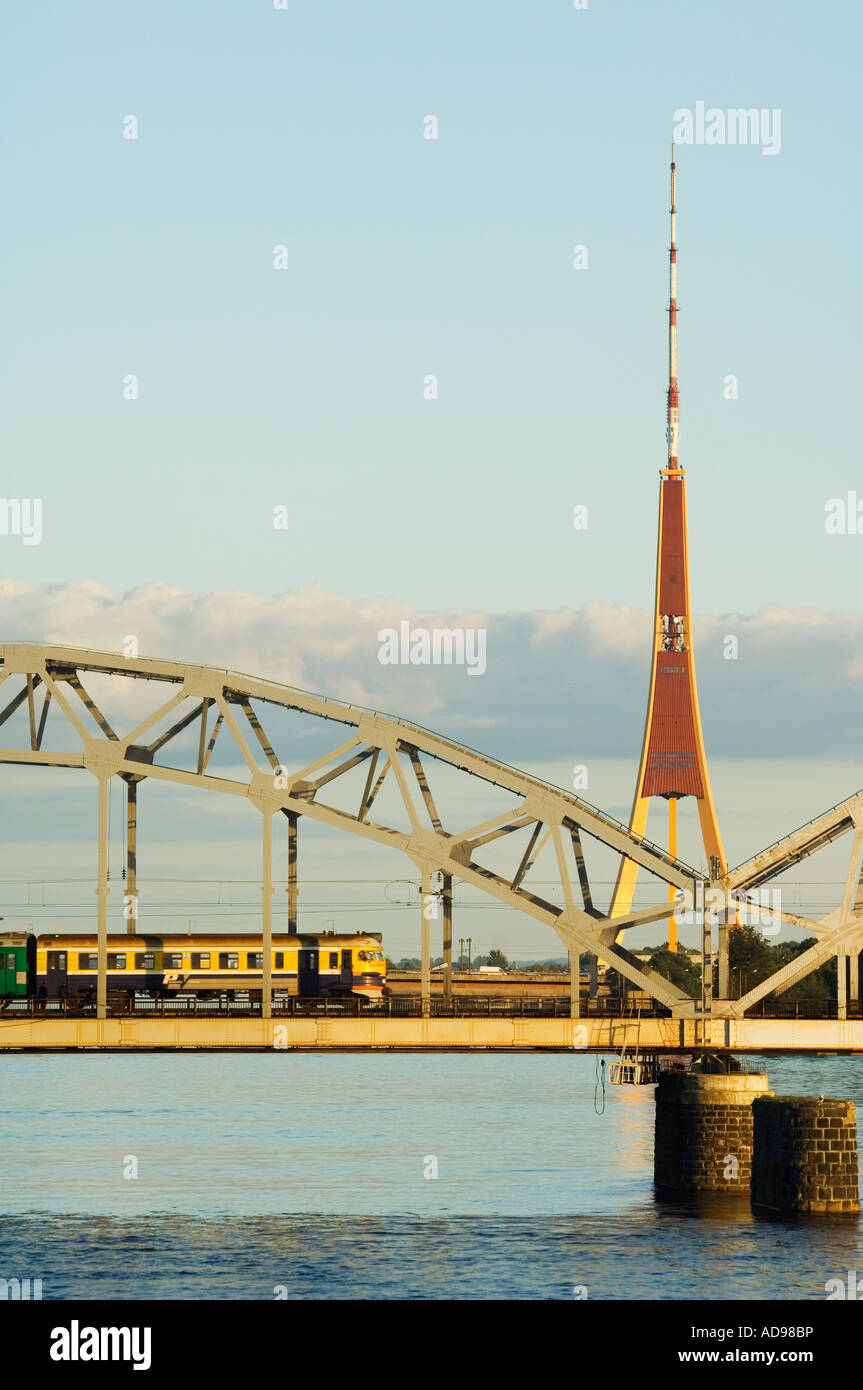 Die baltischen Staaten Lettland Riga Hauptstadt Stadt Daugava Stahlbögen Leitung Eisenbahnbrücke mit im Hintergrund Radio Stockfoto
