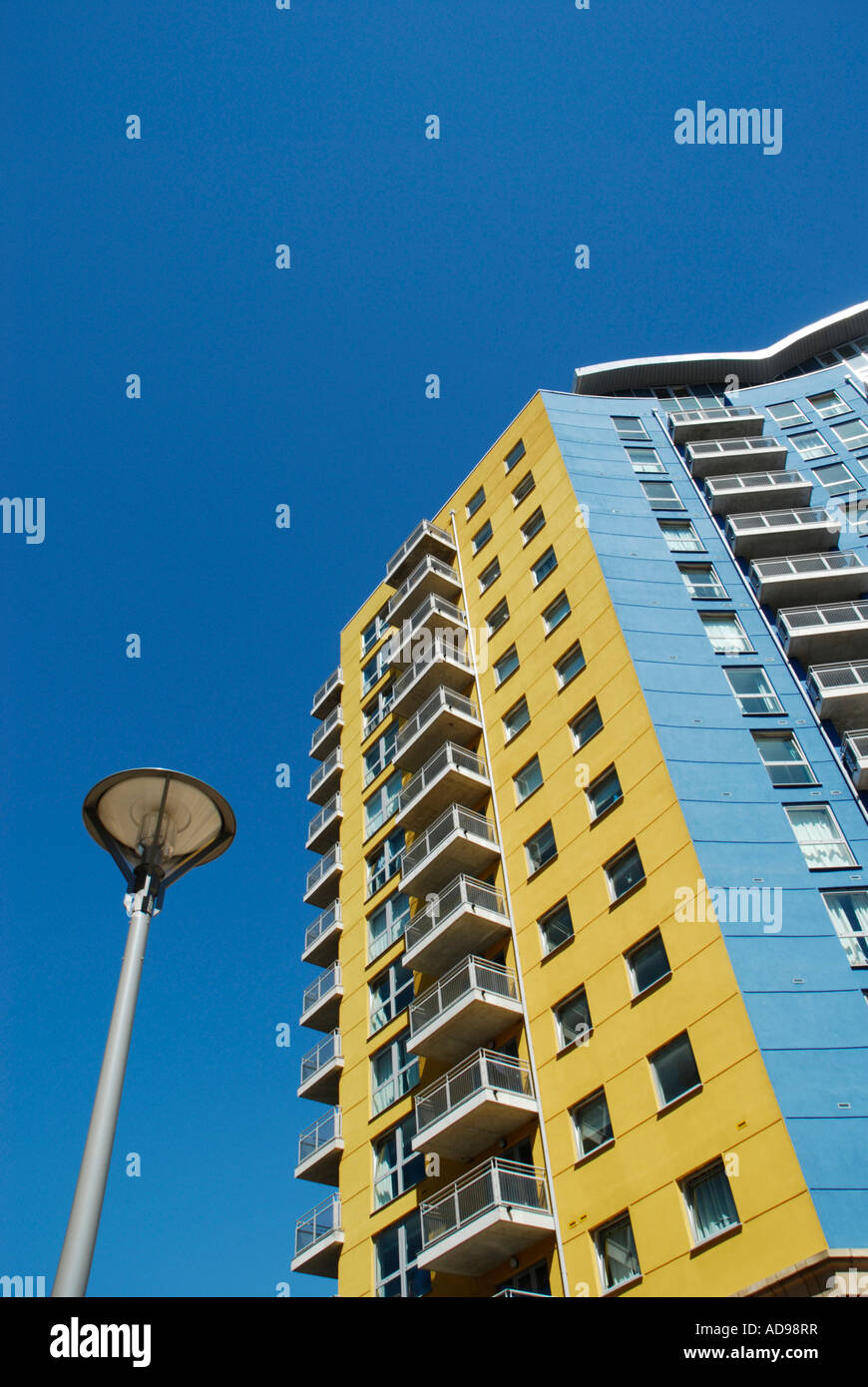 Crown Heights Wohn-Wohnung Entwicklung gegen blauen Himmel Alencon Link Basingstoke Hampshire Stockfoto