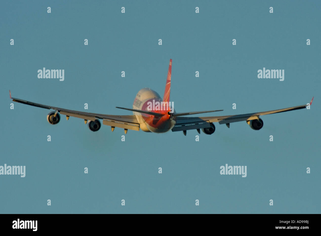 Tail Blick auf Hong Kong 747 Oasis Airlines Passagier-Jet in der Luft kurz nach dem Start Stockfoto